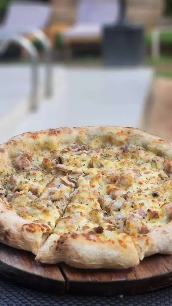 Chicken & corn pizza