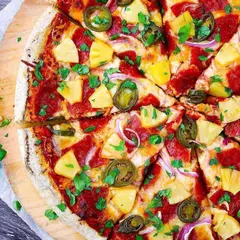 KILA KITU PIZZA MEDIUM(Chicken, Beef, Pepperoni, Tometoes, White Onions,Green Pepper, Pinapple & Cheese)