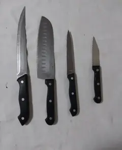 Knives B (4 Pcs Sizes)
 ( 2 Regular & 2 Serrated)